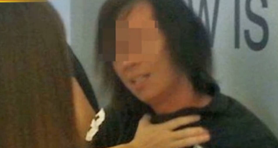 偷拍裙底色狼被当场锁喉制服