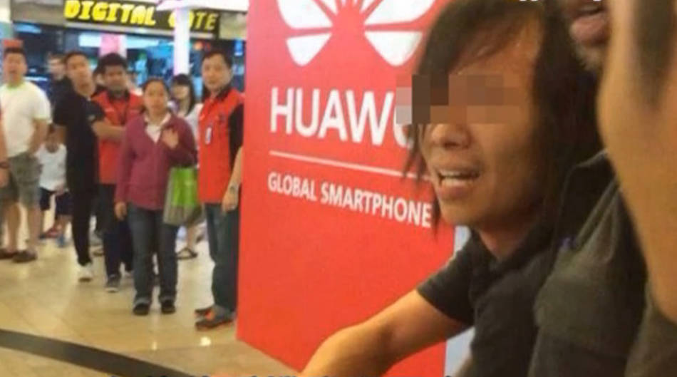 偷拍裙底色狼被当场锁喉制服