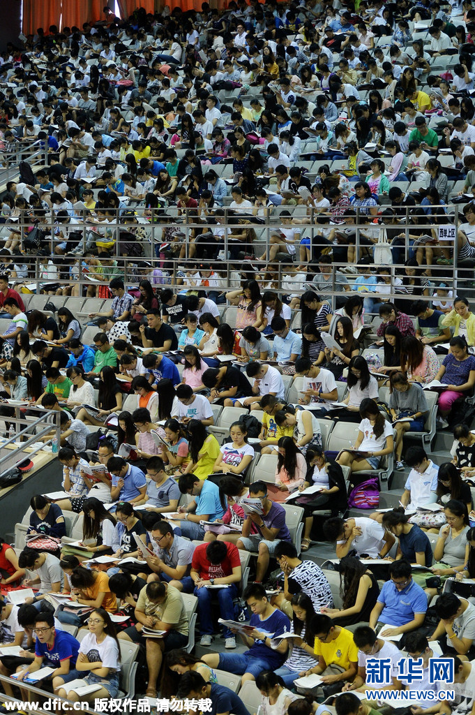 济南：4000考研大军集体上大课挤爆体育馆