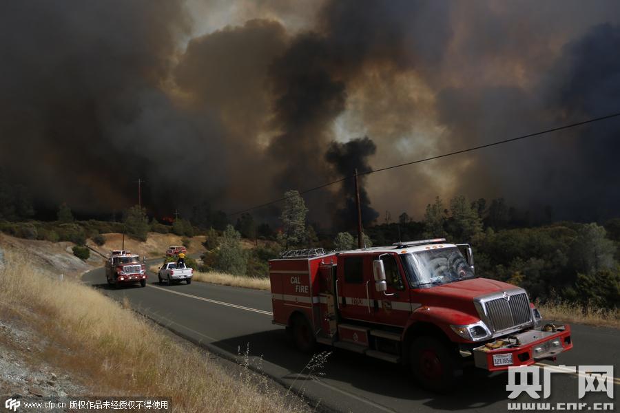 加州山火肆虐 烧毁16000英亩土地