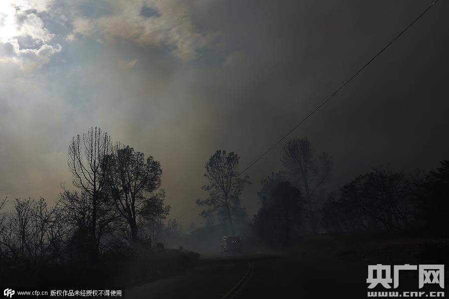 加州山火肆虐 烧毁16000英亩土地