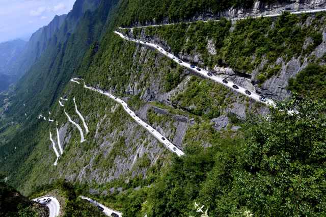 百余辆吉普车穿越湖北山区“天路”