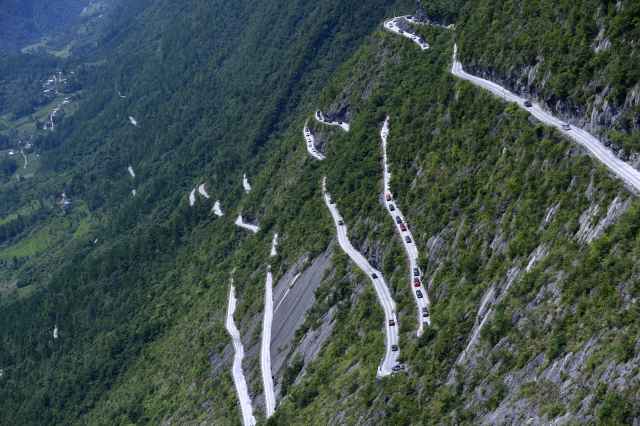 百余辆吉普车穿越湖北山区“天路”