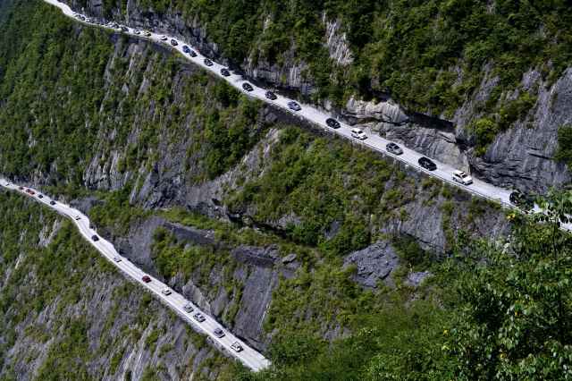 百余辆吉普车穿越湖北山区“天路”