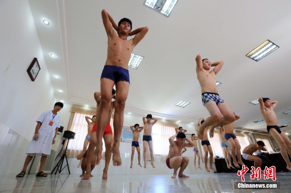探秘征兵体检现场“脱光”开练
