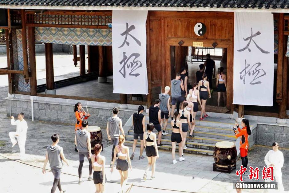 亚洲超模拜师学太极 各国佳丽操练有模有样