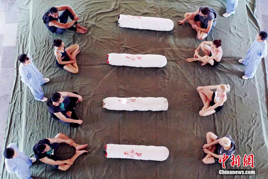 亚洲超模拜师学太极 各国佳丽操练有模有样