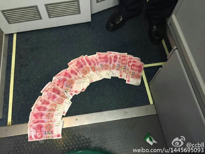 外籍空少偷中国乘客钱财 机组人员包庇拒下飞机