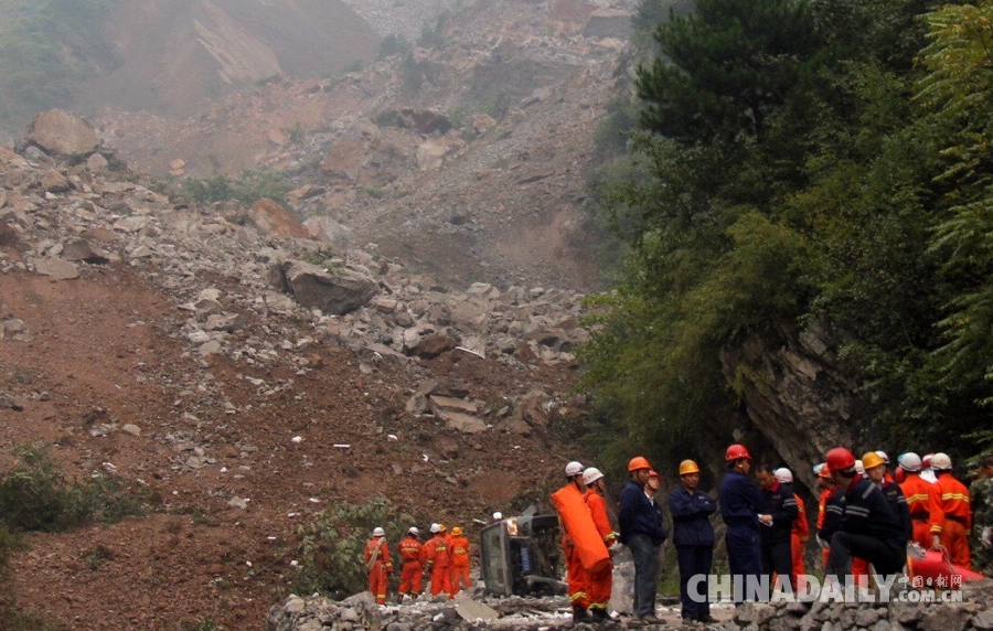 陕西省山阳县发生山体滑坡10人逃生 另有4人获救