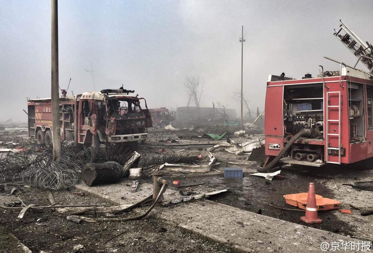 天津爆炸现场附近 消防车被炸毁