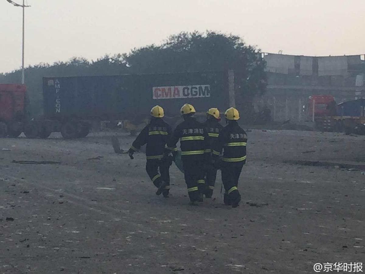 天津爆炸现场附近消防车被炸毁