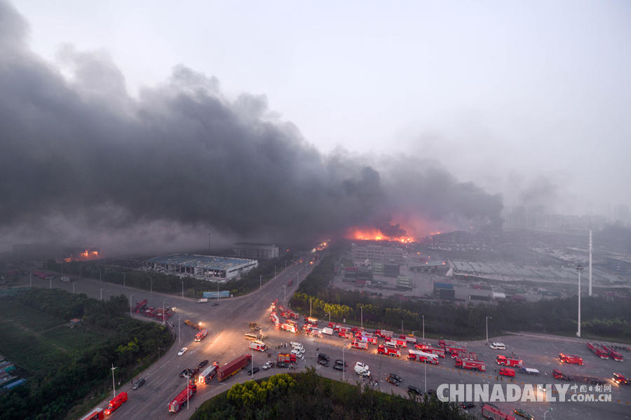 天津爆炸事故现场 距离炸点500米处仍有明火燃烧