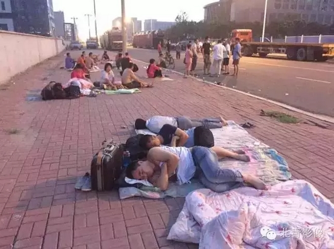 天津爆炸：民众避难露宿街头