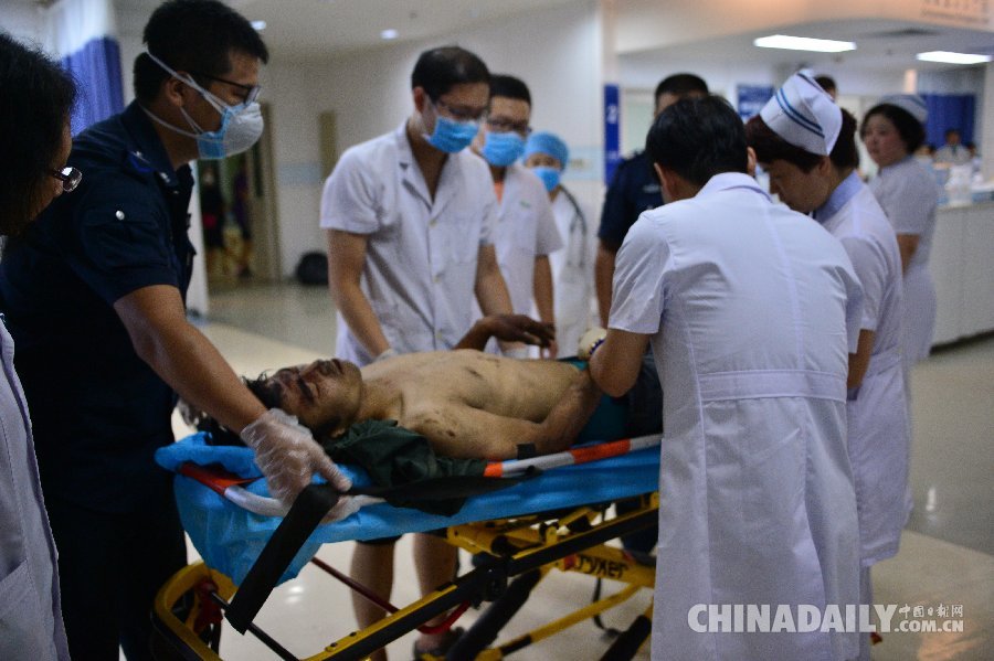 天津爆炸事故中受伤群众在医院接受治疗