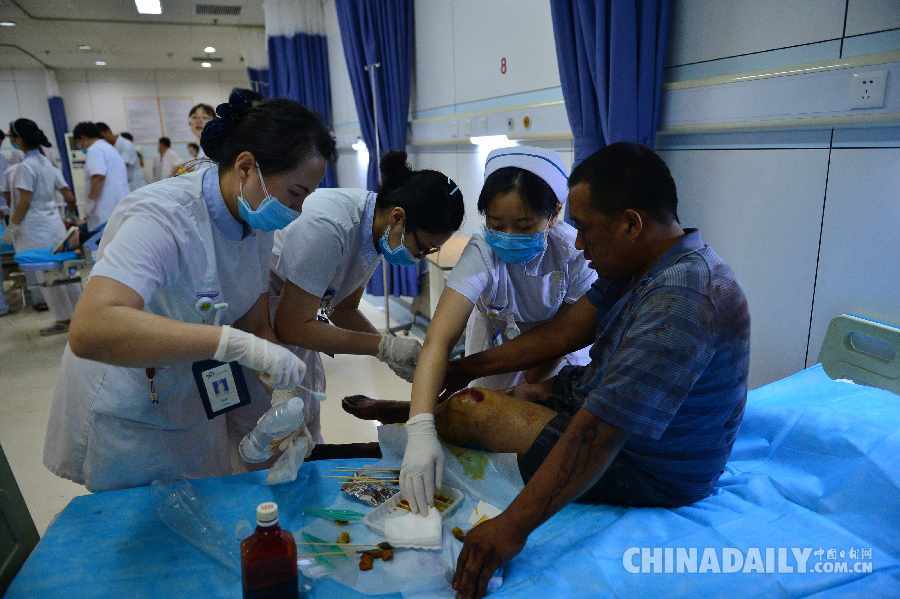 天津爆炸事故中受伤群众在医院接受治疗