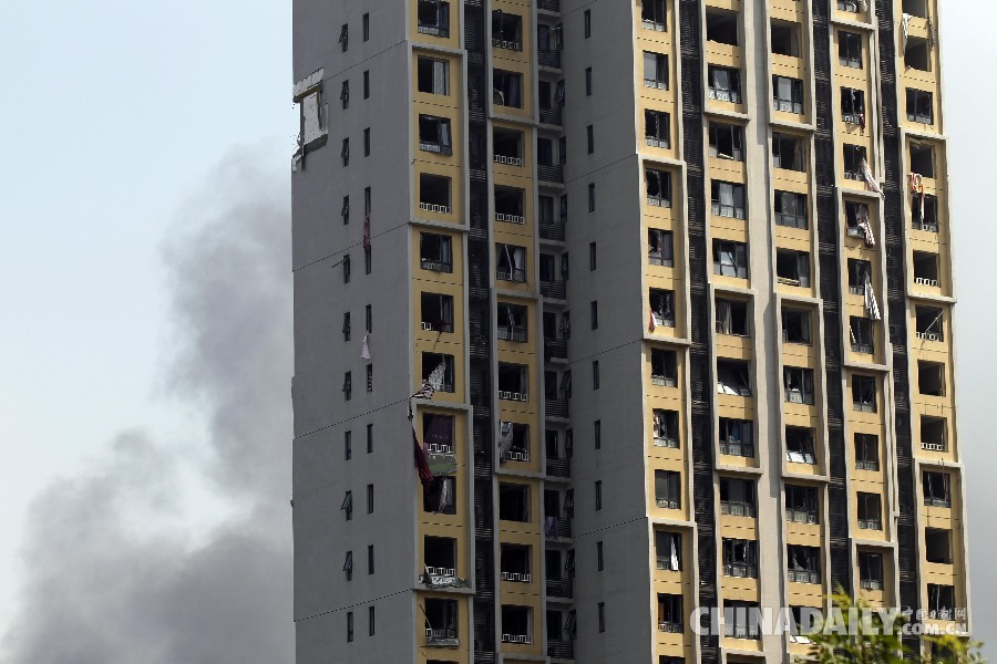 天津爆炸事故现场 事发附近居民楼窗户全被震裂