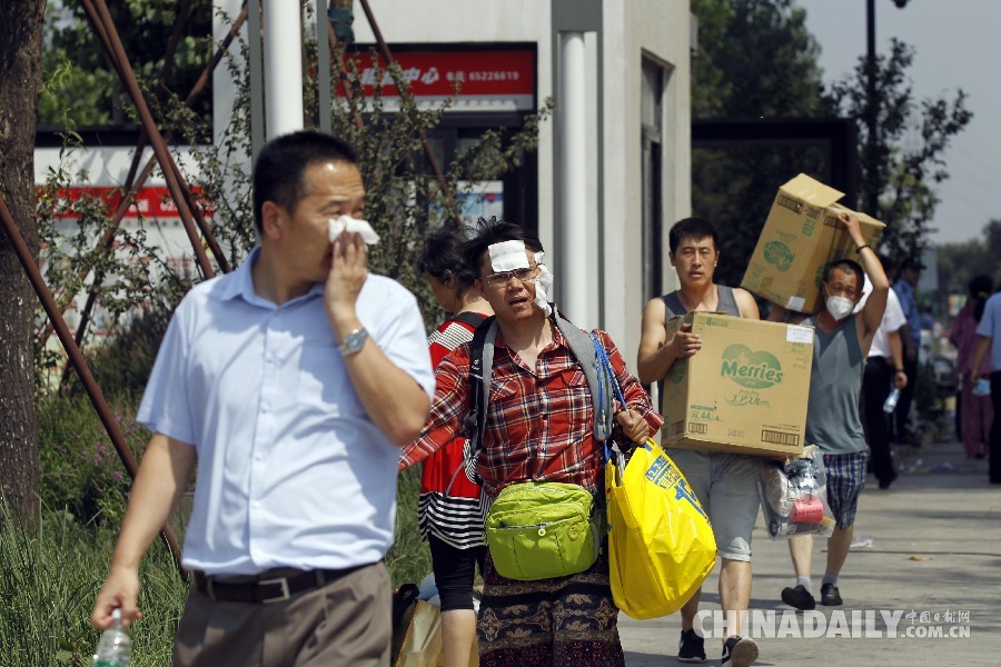 天津爆炸事故现场 事发附近居民楼窗户全被震裂