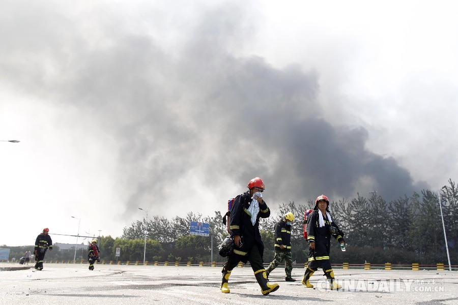 天津爆炸事故现场 事发附近居民楼窗户全被震裂