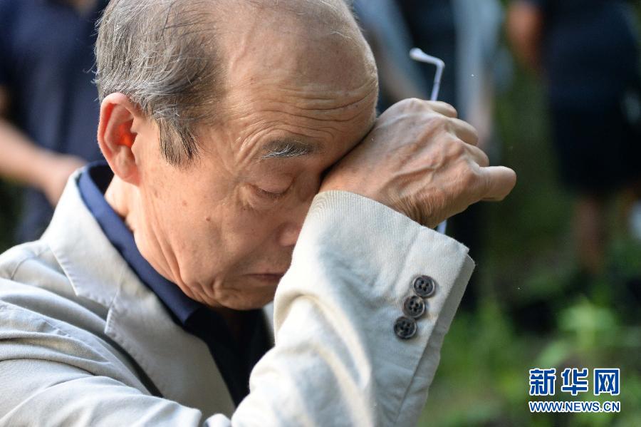 日本73岁二战遗孤回中国祭扫养父母墓