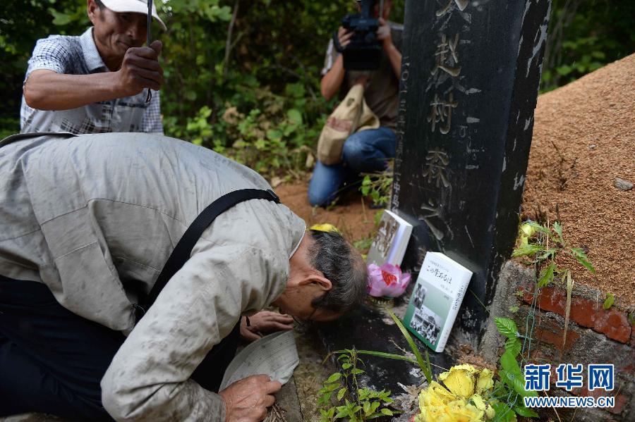 日本73岁二战遗孤回中国祭扫养父母墓