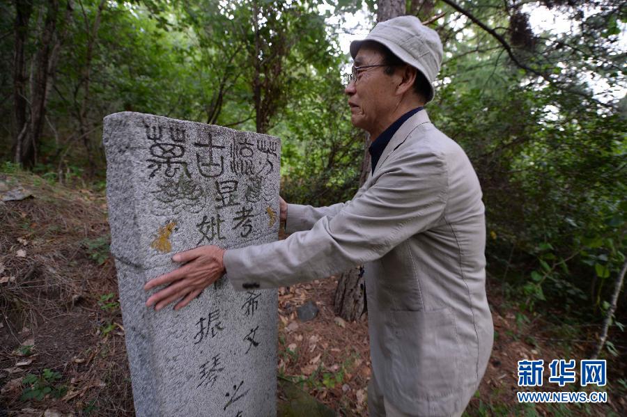 日本73岁二战遗孤回中国祭扫养父母墓