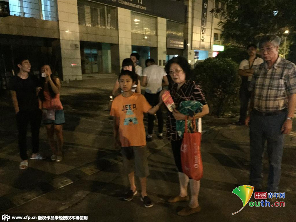 天津滨海新区发生爆炸 民众街头避险