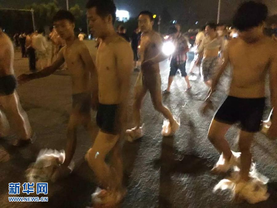 天津滨海新区发生爆炸 民众街头避险