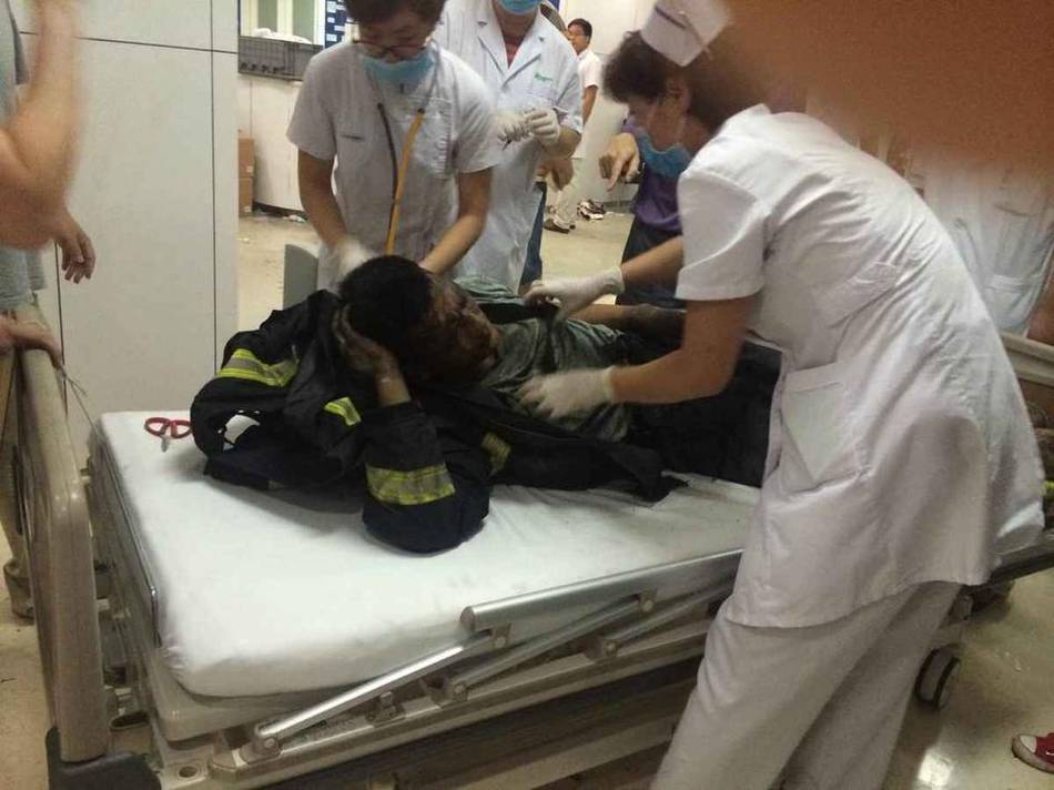 天津海滨新区爆炸 医院门口聚集众多伤者