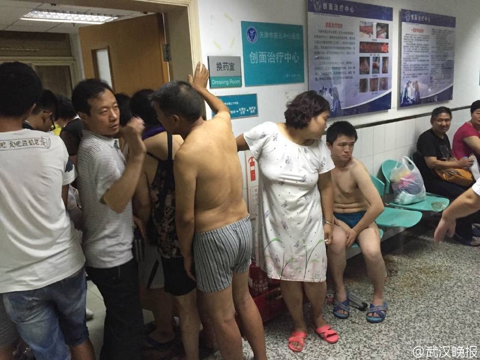 天津海滨新区爆炸 医院门口聚集众多伤者