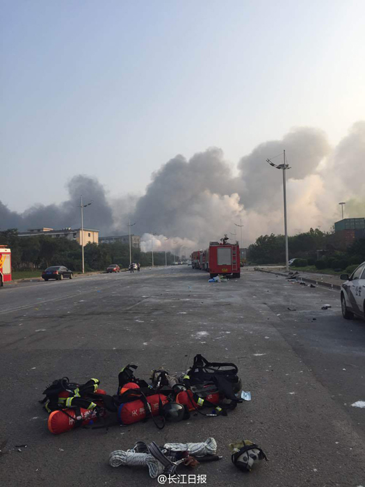 天津爆炸多辆消防车被炸毁 3名消防员遇难
