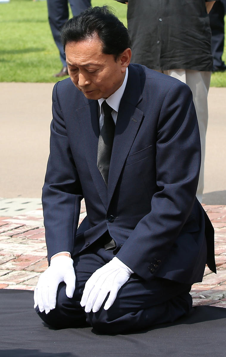 日本前首相在韩烈士碑前下跪谢罪 期待安倍反省谢罪