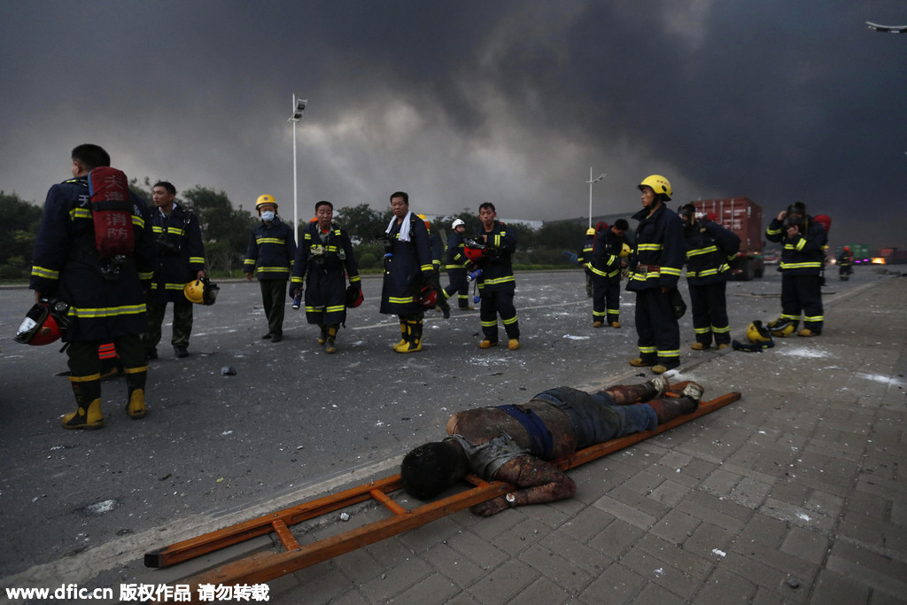 天津爆炸：火光中的消防员