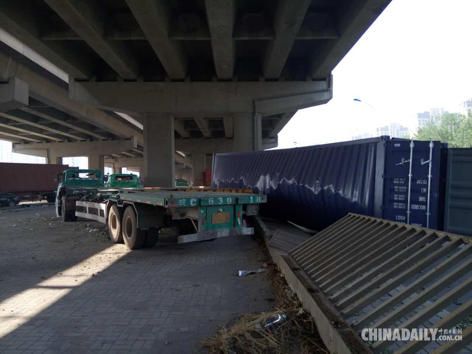 天津海滨高速进行桥梁探测 桥下卡车面目全非