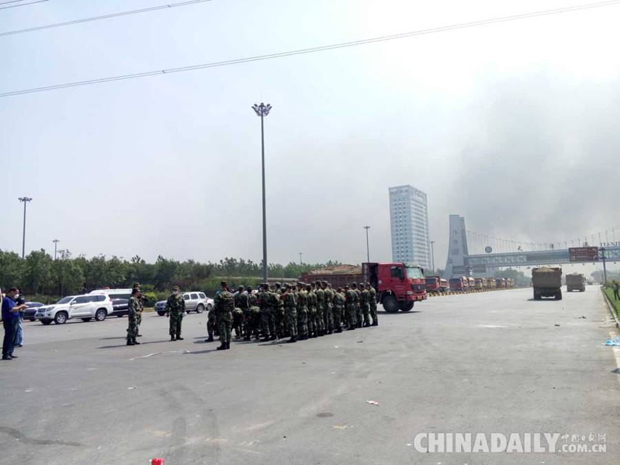 400名武警进入塘沽爆炸现场 准备开展处理工作