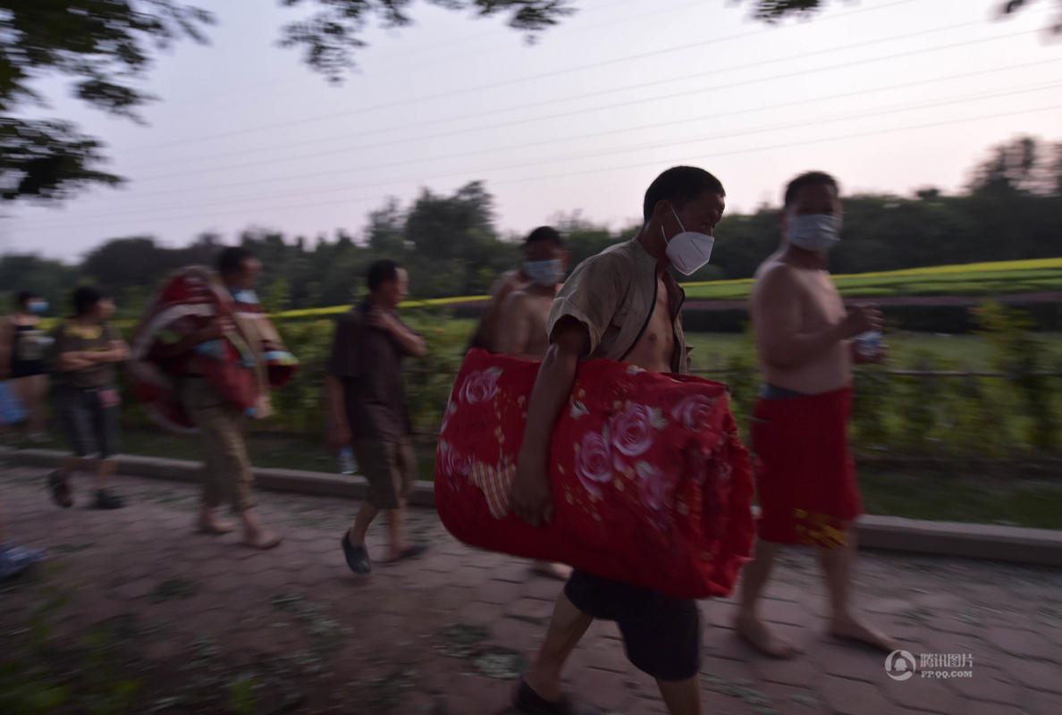 天津爆炸附近工地工人返回住所 寻找生活物件