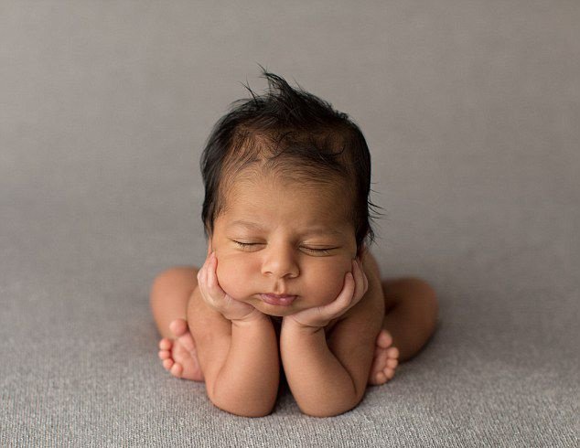 英摄影师催眠新生儿拍熟睡照