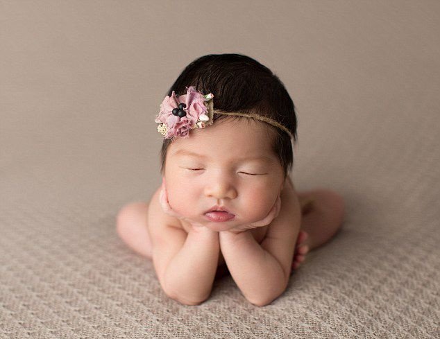 英摄影师催眠新生儿拍熟睡照