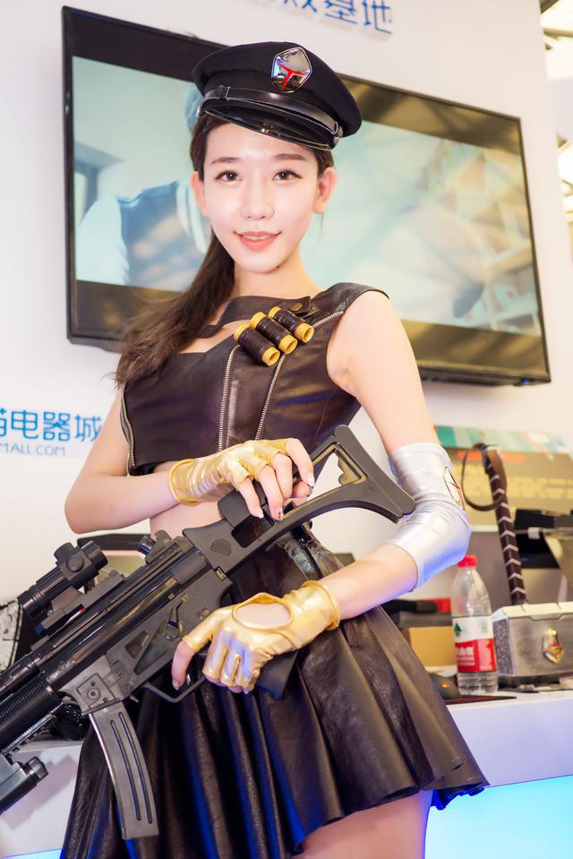 ChinaJoy日赚万元的90后女孩陈潇曝写真