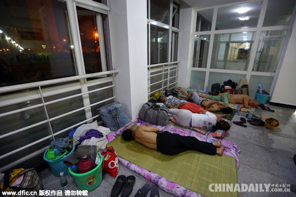 天津爆炸事故：校园“撑起”灾后第一夜 