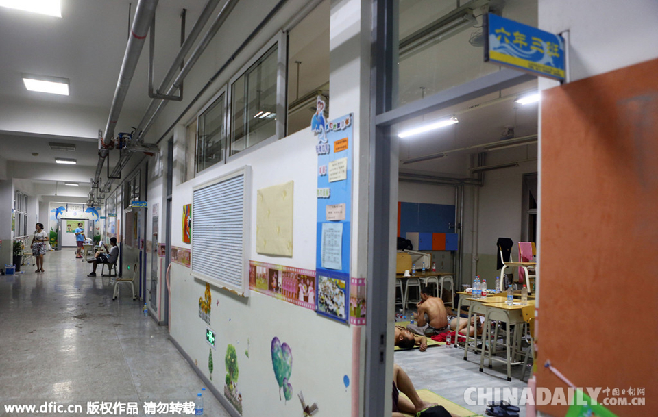 天津爆炸事故：校园“撑起”灾后第一夜 