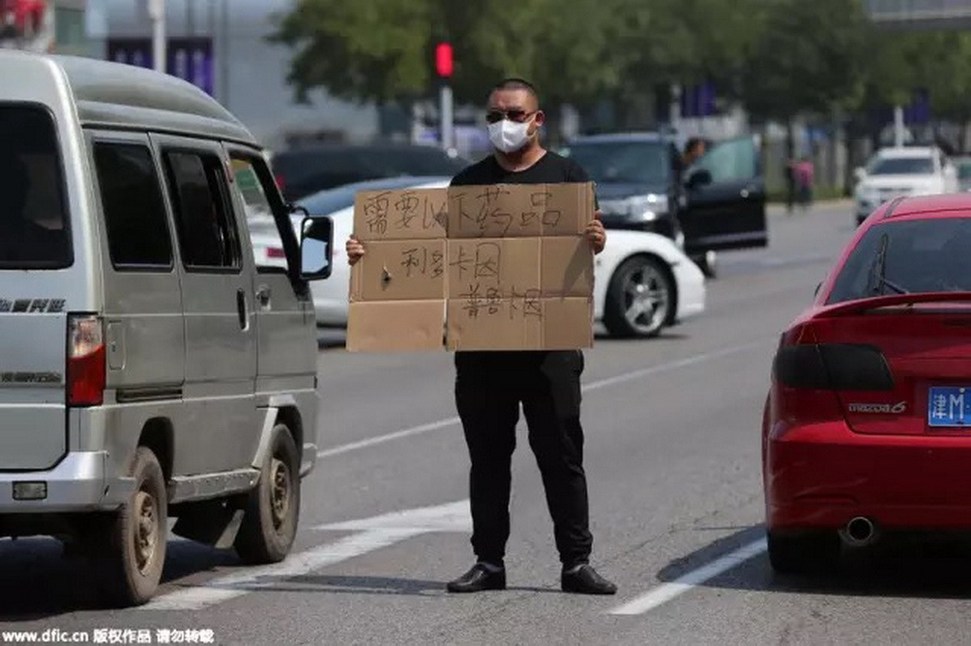 天津爆炸街区附近市民举牌协助救援