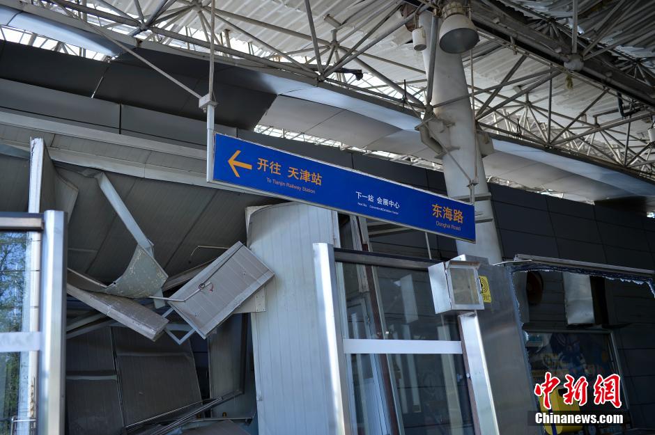 天津滨海新区爆炸 一公里外轻轨站被震毁