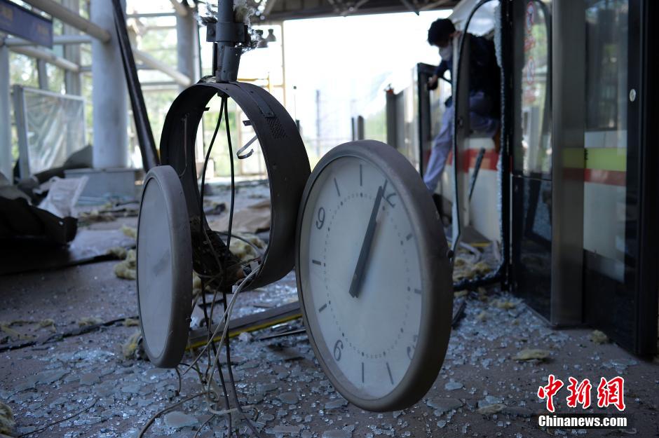 天津滨海新区爆炸 一公里外轻轨站被震毁