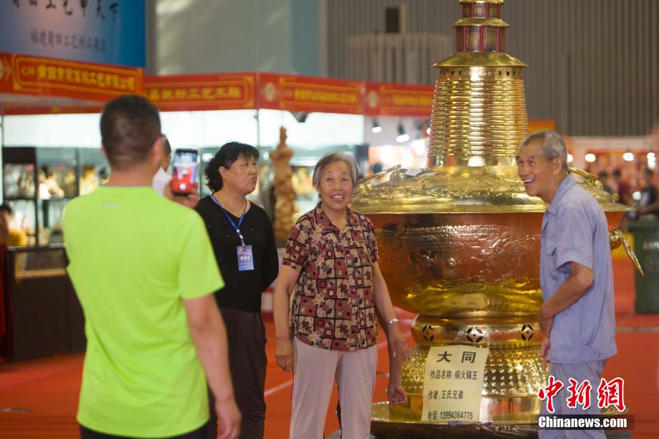 可供300人就餐铜火锅亮相山西太原引围观