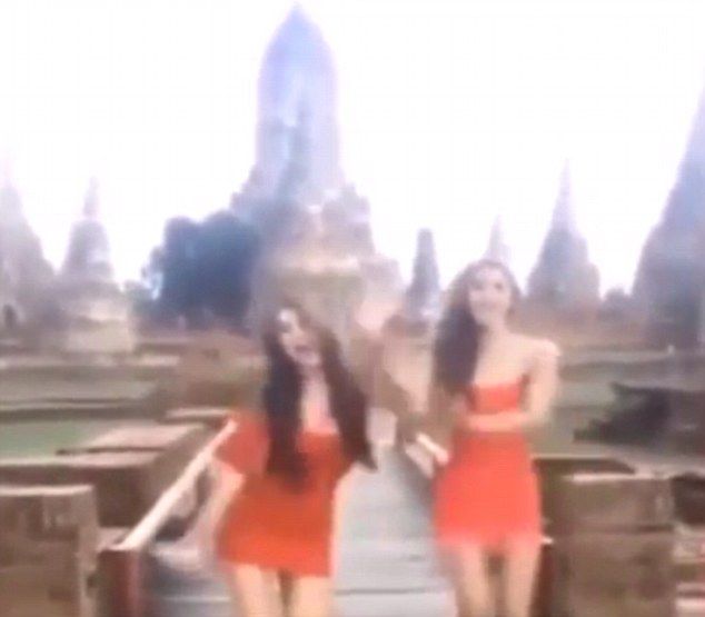 泰国两女子古寺前大跳艳舞面临亵渎古迹指控