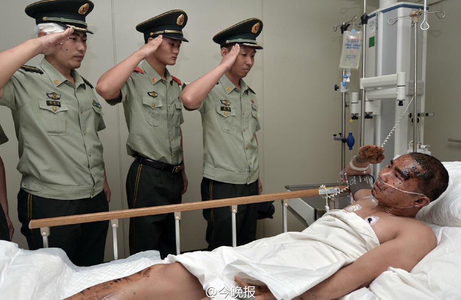 重伤消防员病床上向战友回敬军礼