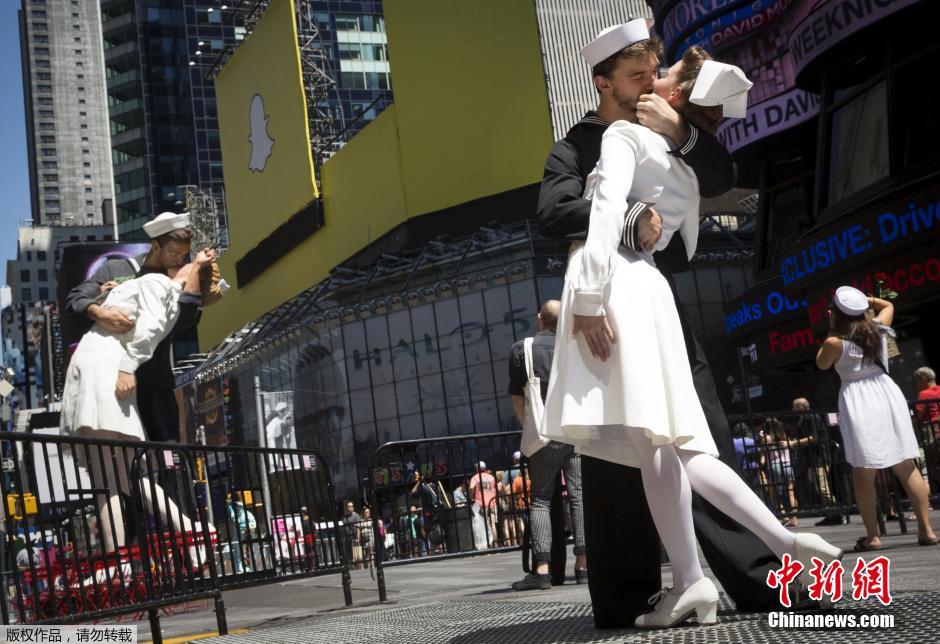 二战结束70周年 时代广场重现“胜利日之吻”