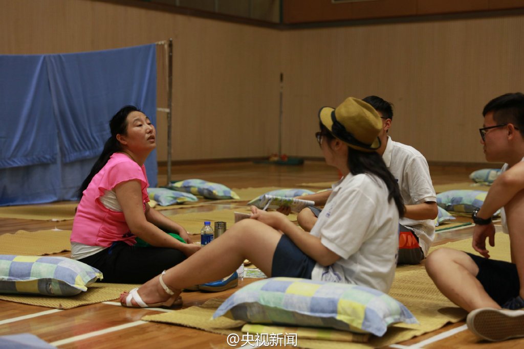 上海大学新生家长在体育馆打地铺