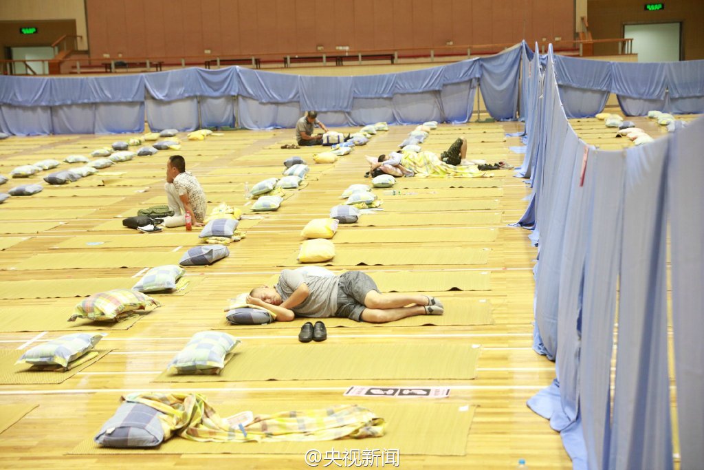 上海大学新生家长在体育馆打地铺