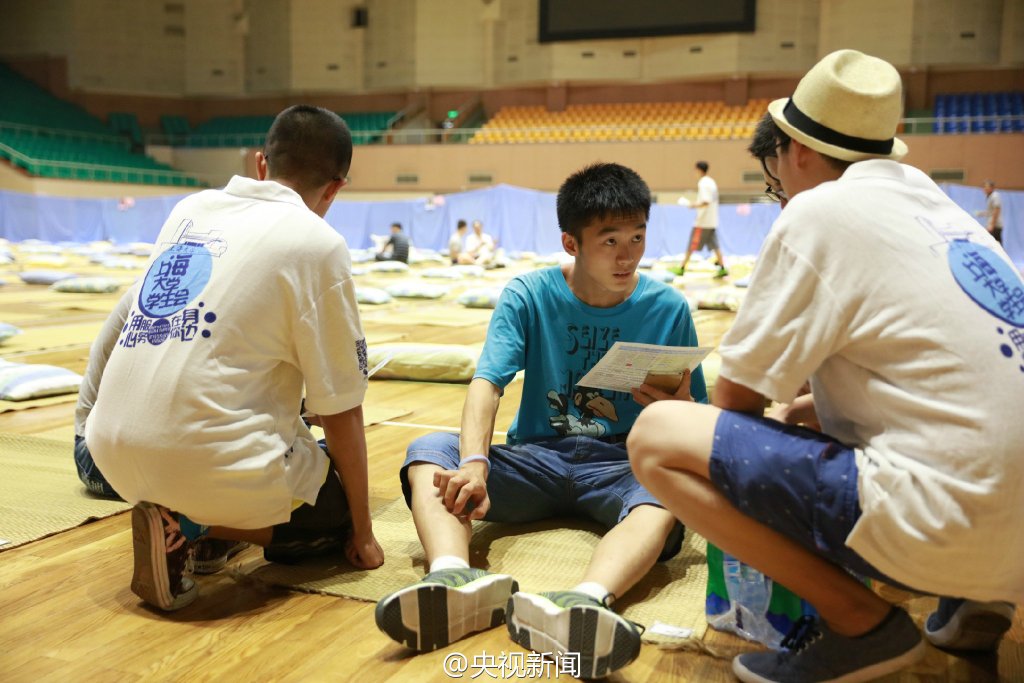 上海大学新生家长在体育馆打地铺